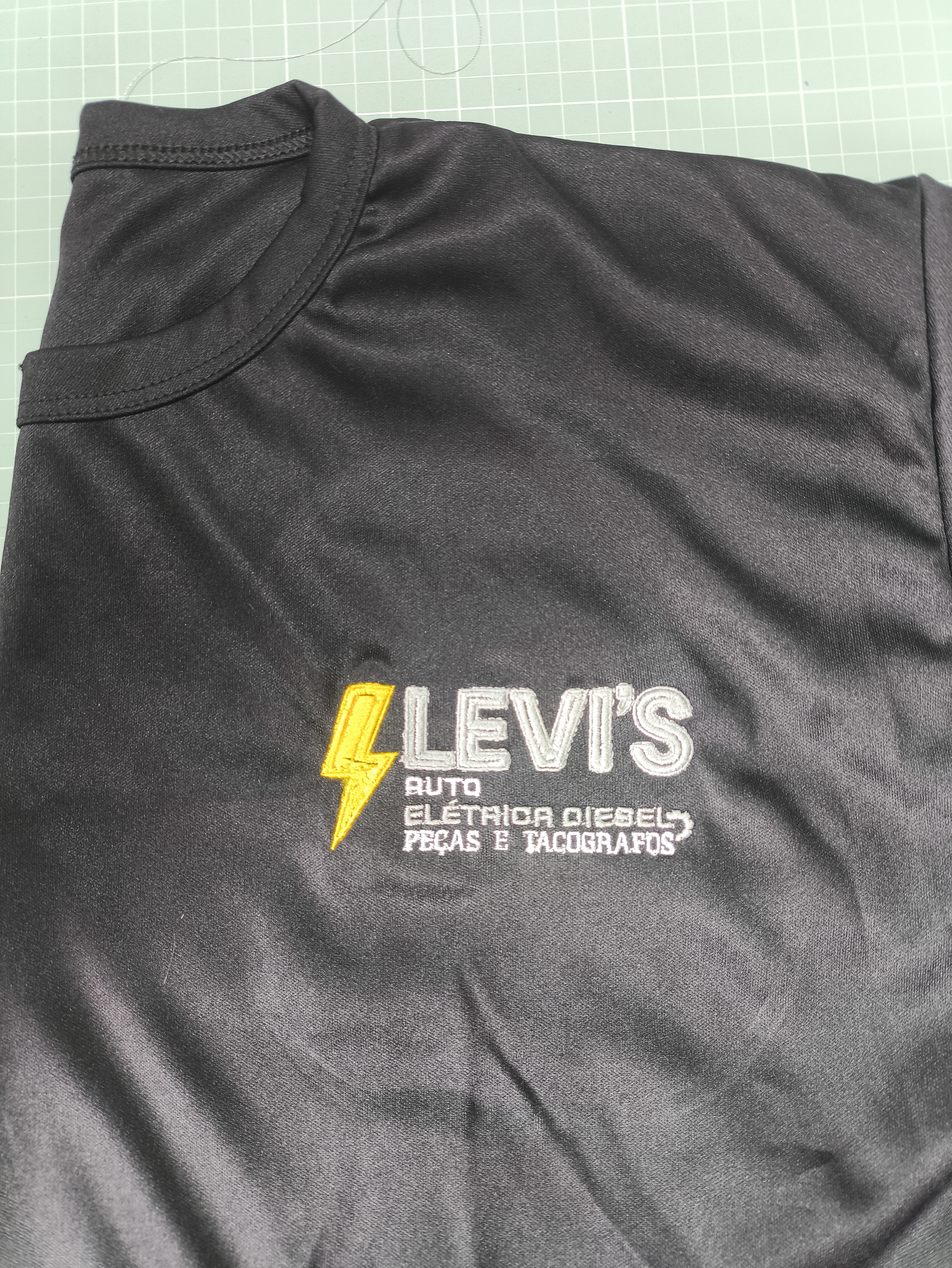 Logo e identidade em uniformes