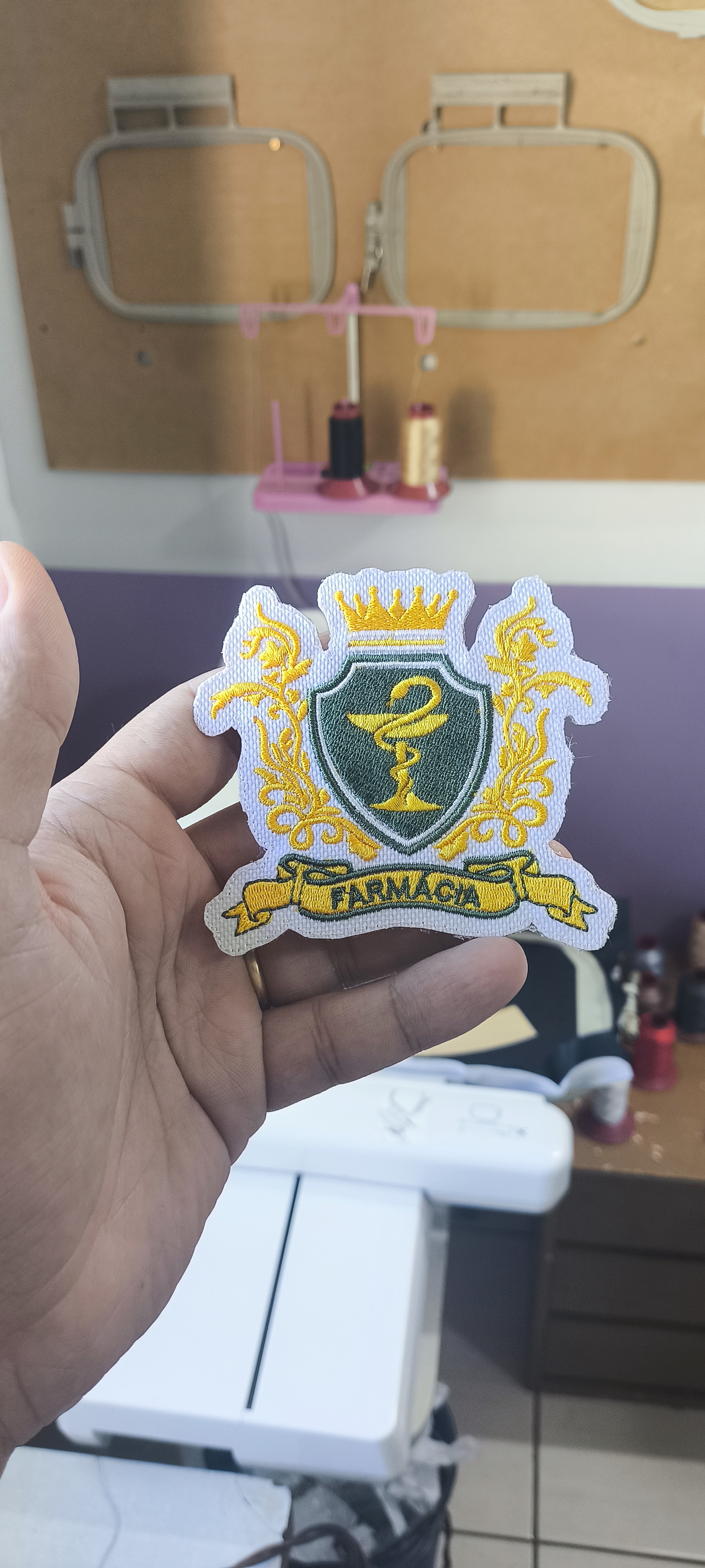 Patch de brasão/faculdade e identificação